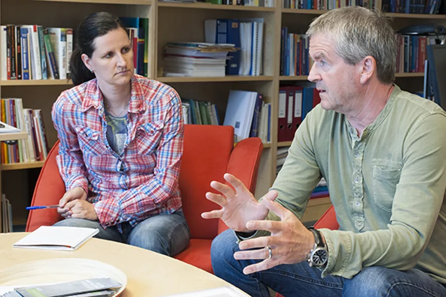 En mann og en kvinne som sitter ved et bord