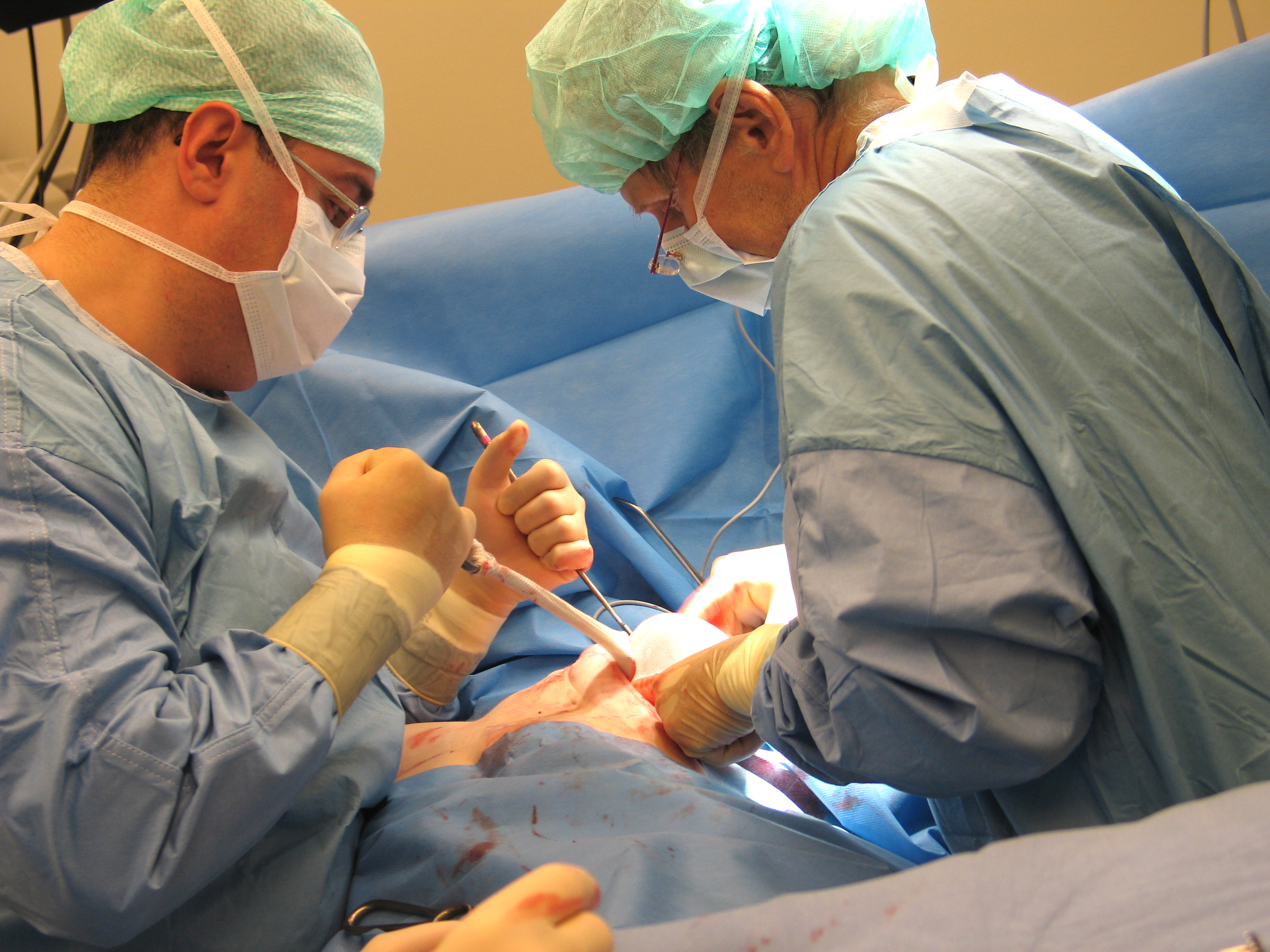A few doctors performing an exam