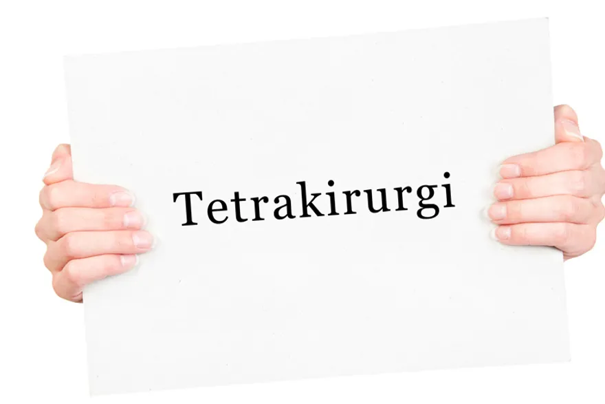 hender holder plakat med tetrakirurgi. foto
