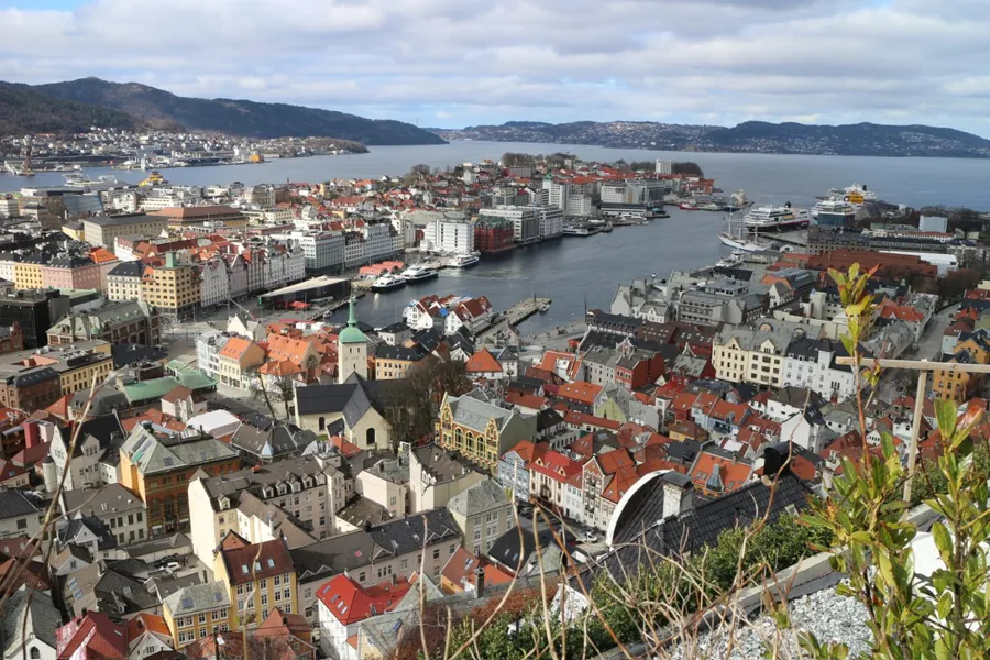 Utsiktsbilde over Bergen sentrum med Vågen og med Askøy og Sotra i horisonten. Foto