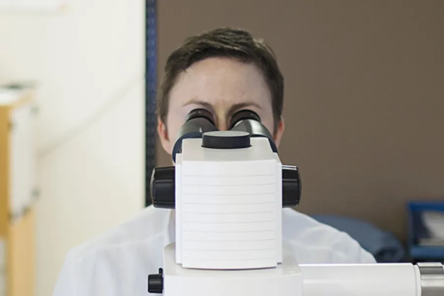 En person som bærer maske