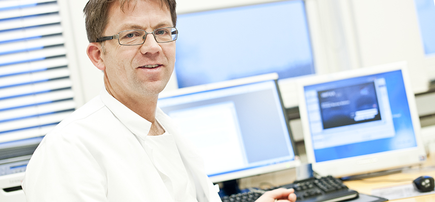 En mann i hvit skjorte