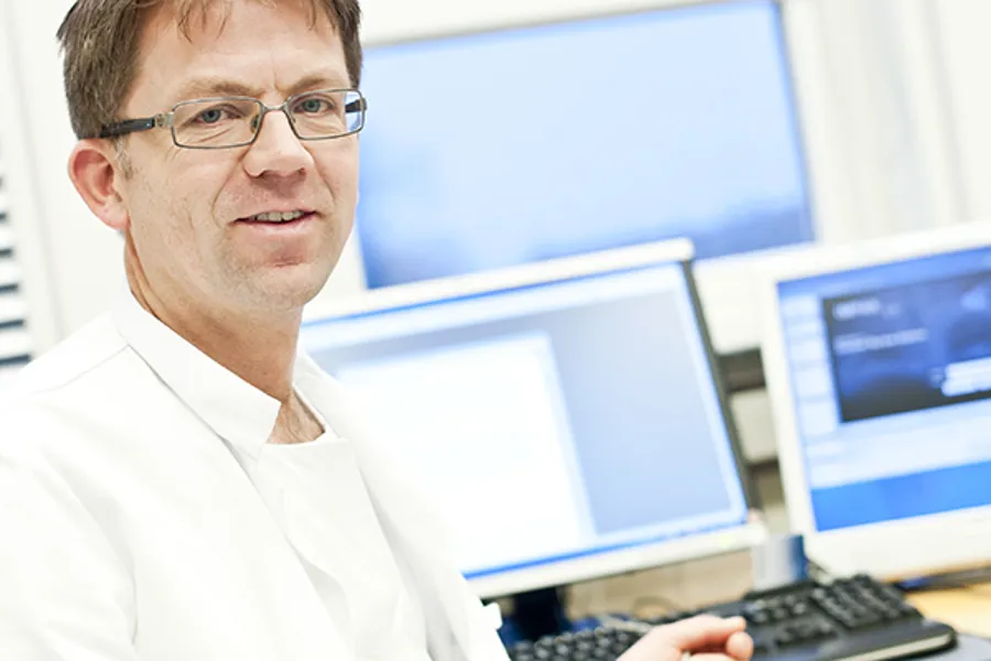 En mann i hvit skjorte