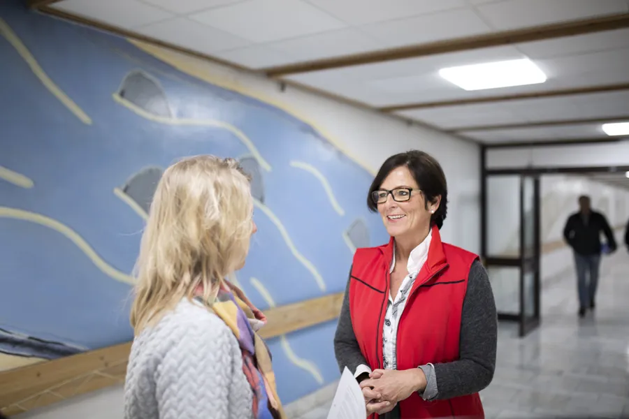 Frivillig i samtale med besøkende på sykehuset. Foto