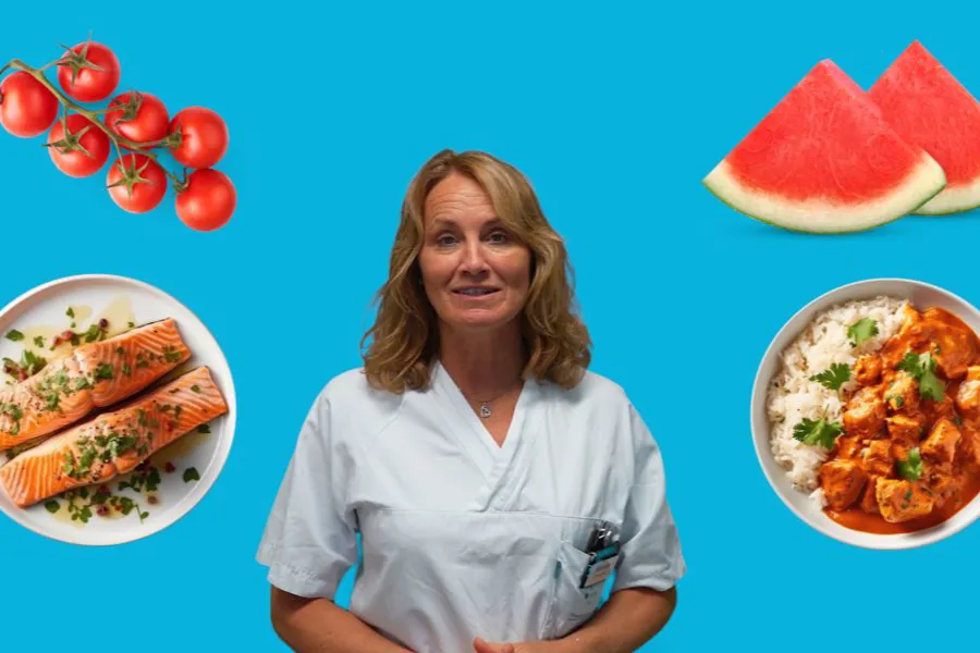 Kvinnelig helsepersonell står foran turkis bakgrunn med bilder av tomater, melon, laks og gryterett med ris. Foto