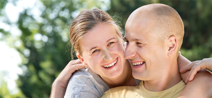 Kvinne holder rundt mann. Foto