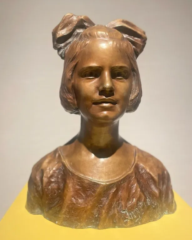 En statue av en person