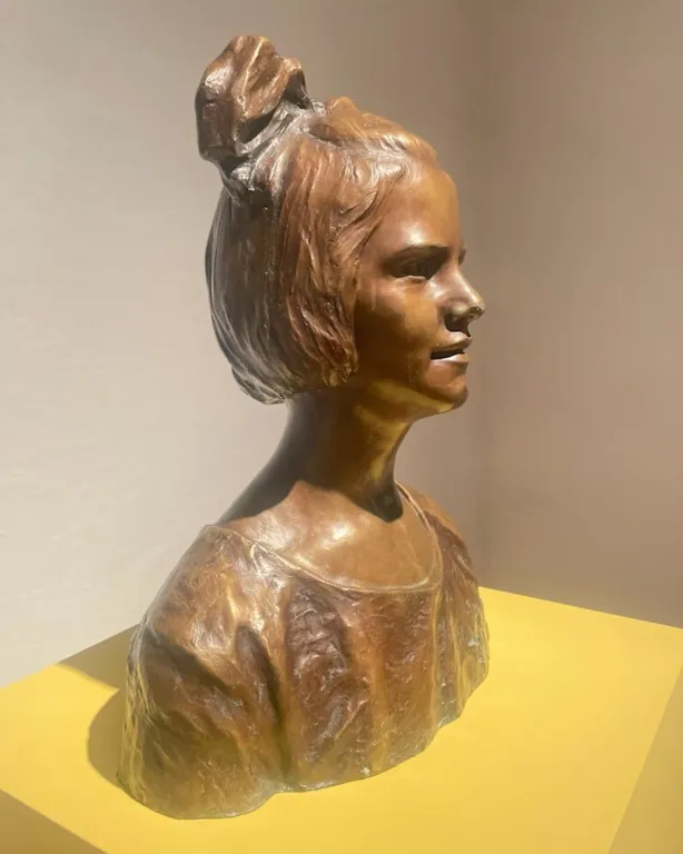 En statue av en person