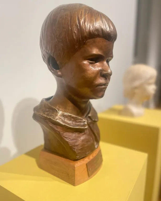 En statue av en person