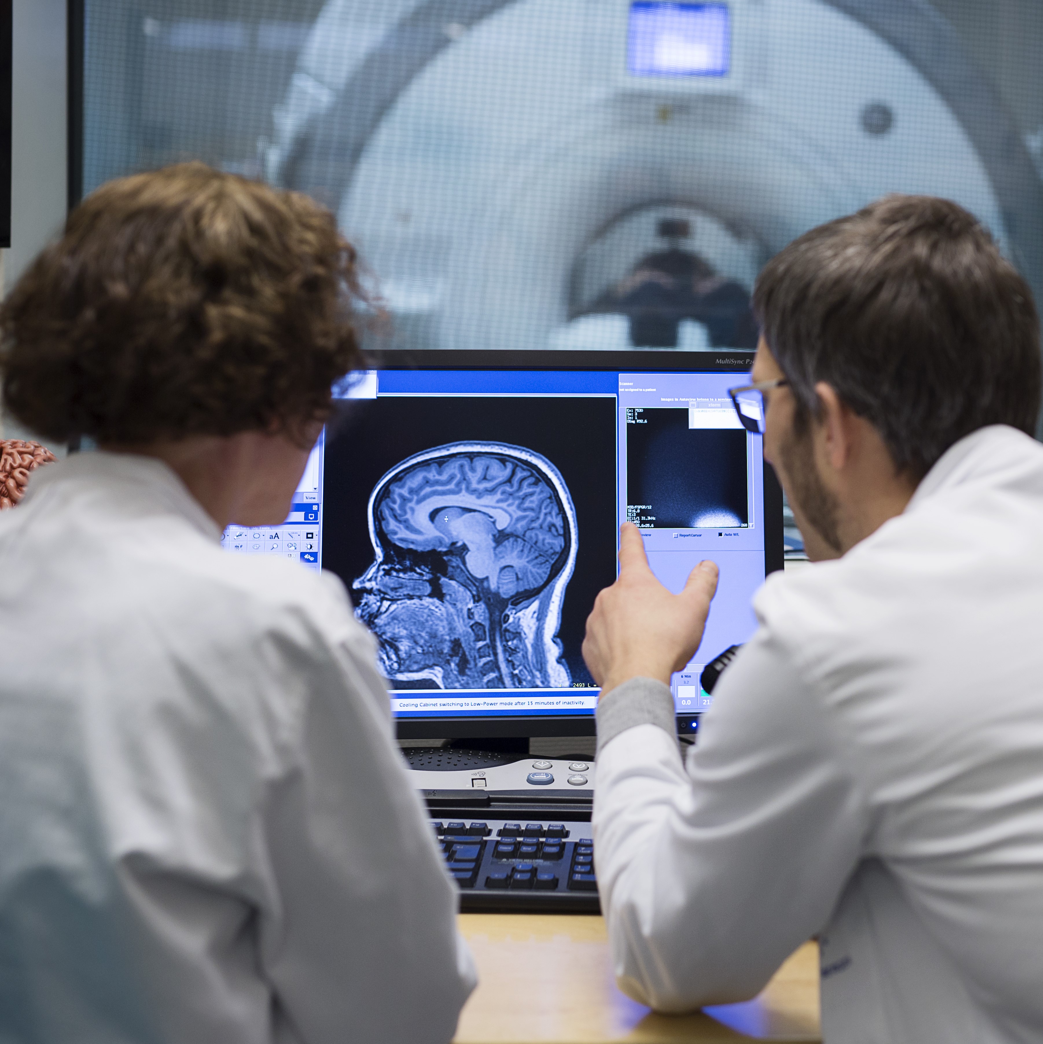 Menn som ser på en skjerm