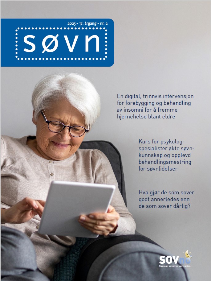 En person som sitter på en sofa og holder et nettbrett