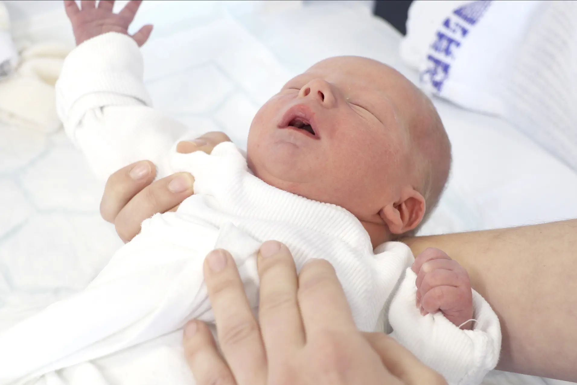 En baby som ligger på et teppe