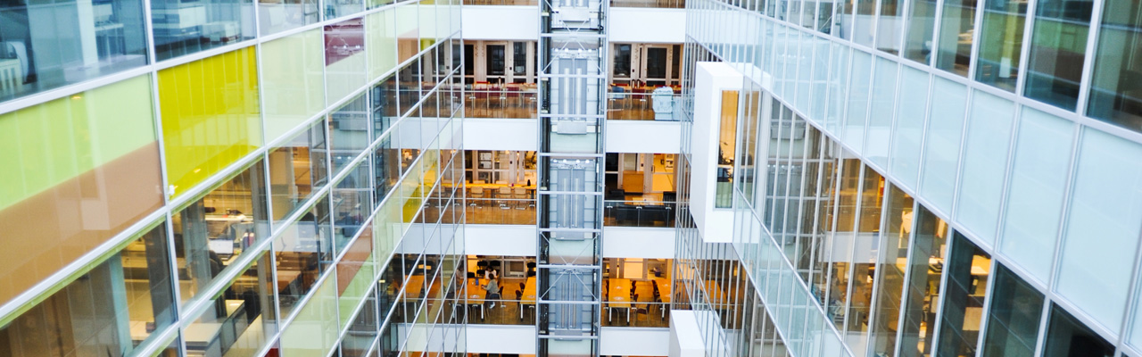 En høy vinkelvisning av en bygning