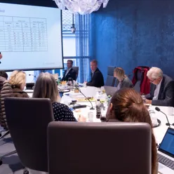 Styret i Helse Bergen sitter rundt et bord. Foto