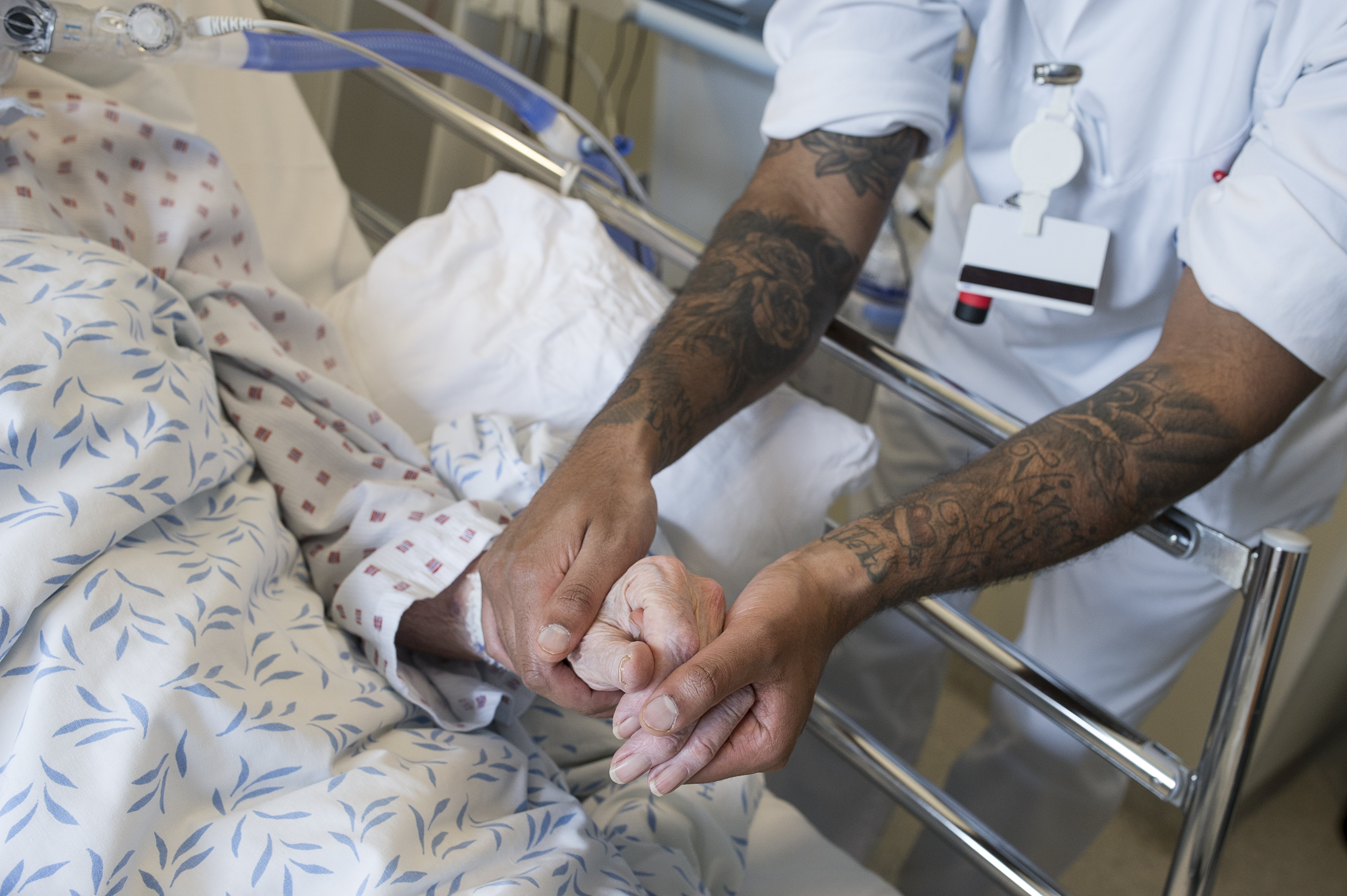 pasient holdes i hånd