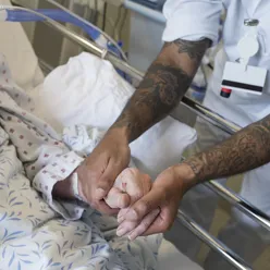 pasient holdes i hånd