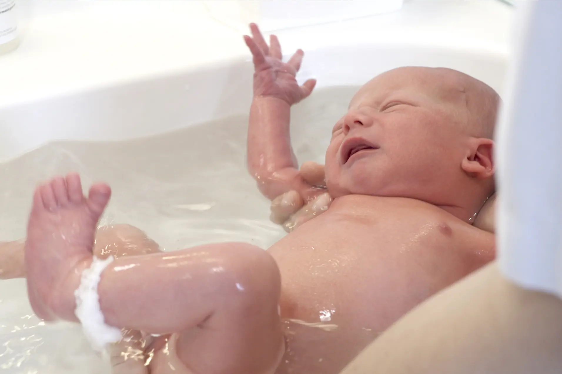 En baby i et badekar