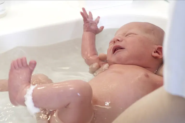 En baby i et badekar