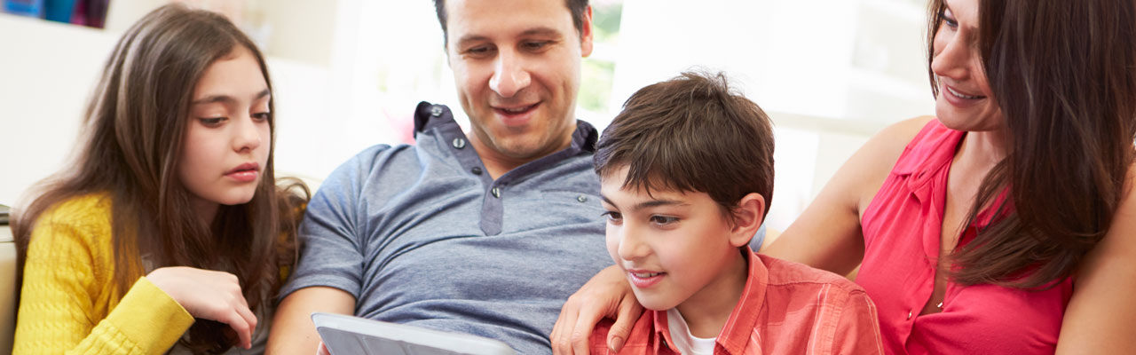 En familie som ser på en datamaskin