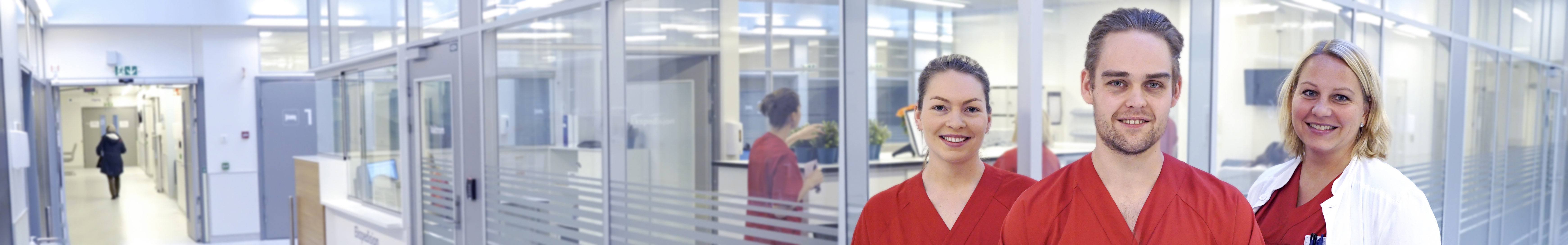 En gruppe mennesker i en bygning