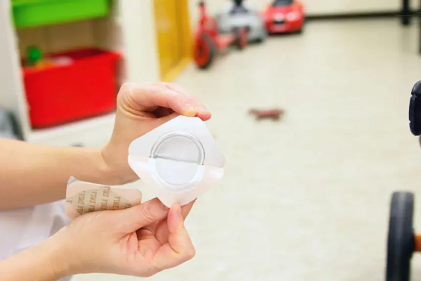 sykepleier åpner plasteret. Foto