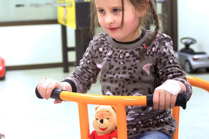 jenta sykler på trehjulsykkelen. Foto