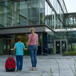 barn og mor foran glasblokkene_foto