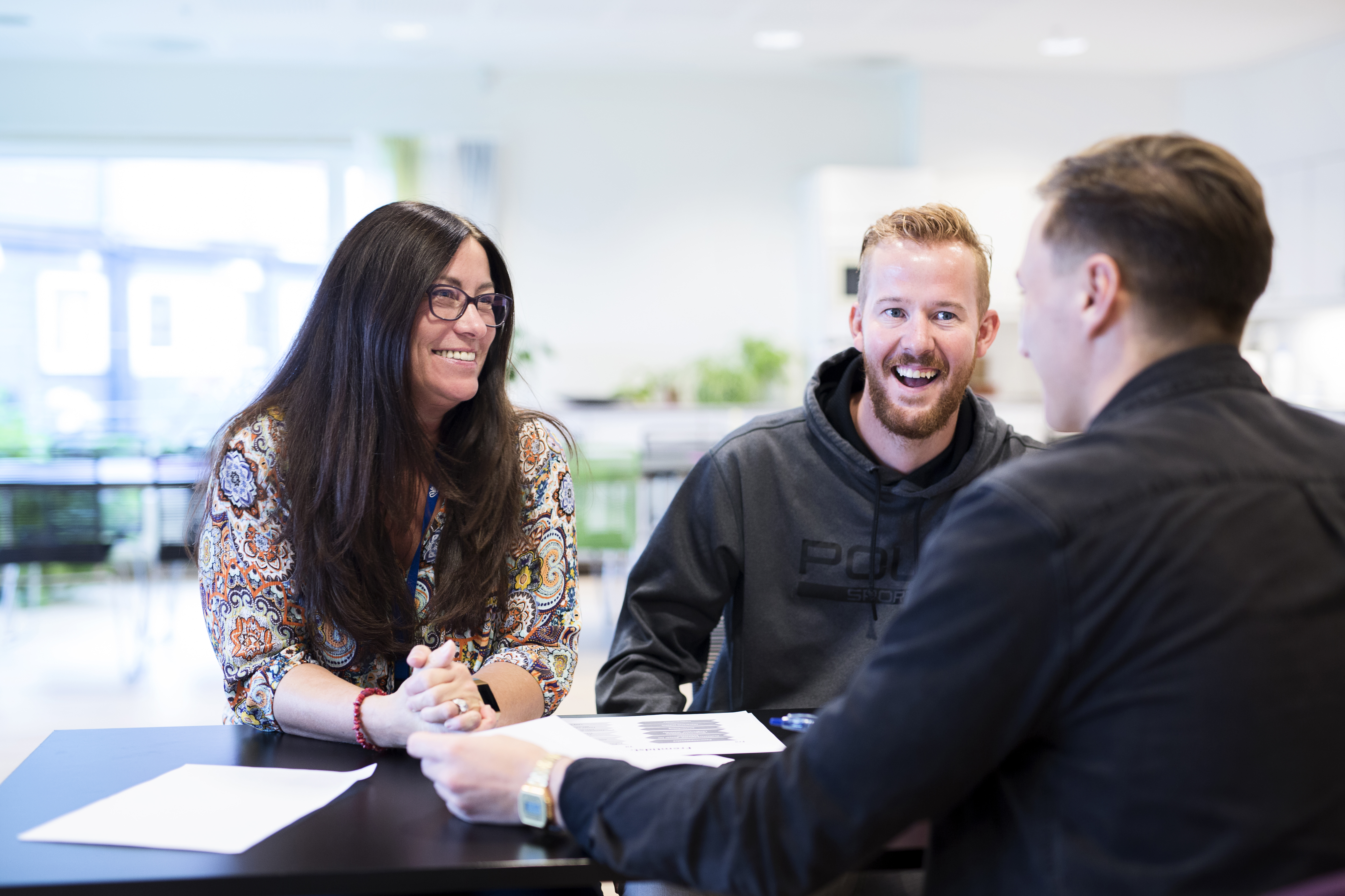 Pasientar og tilsette i møte. Foto