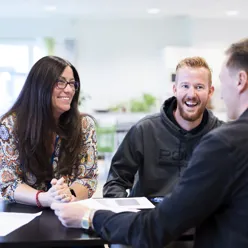 Pasientar og tilsette i møte. Foto