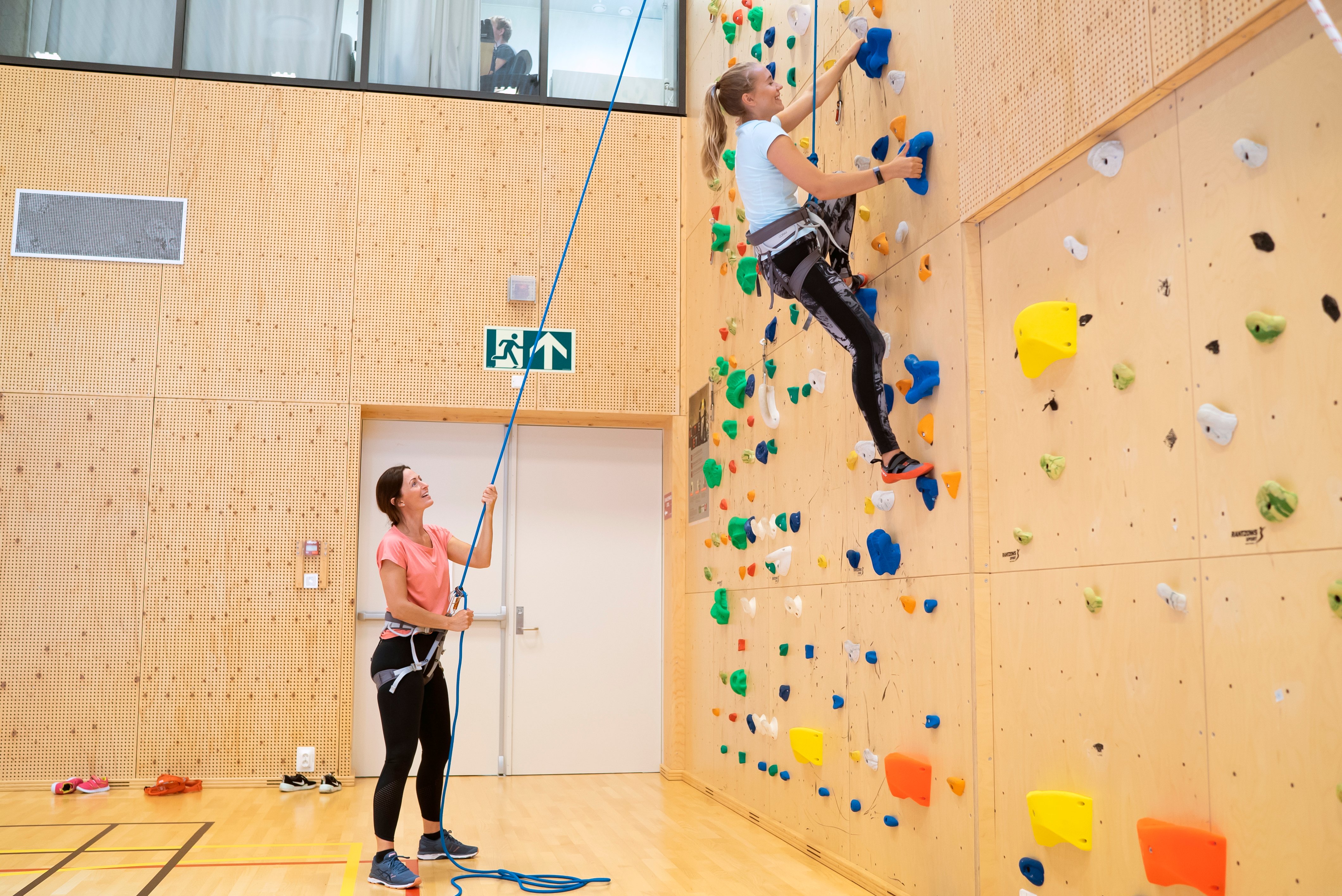 deltaker som klatrer