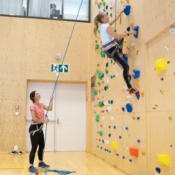 deltaker som klatrer