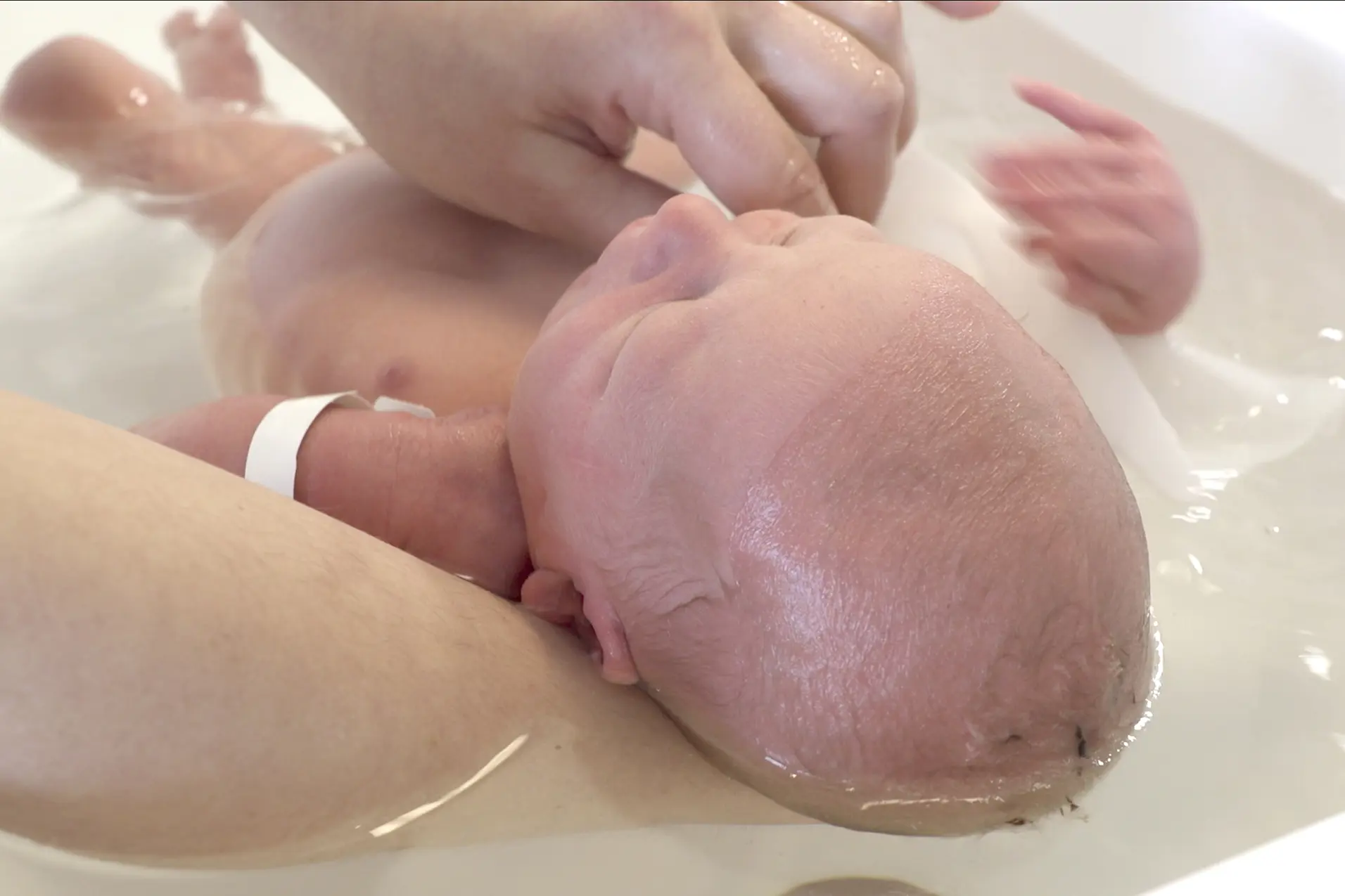 En person som vasker en babys hode