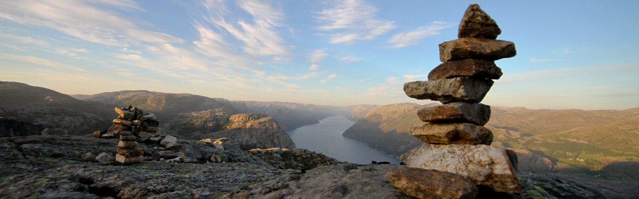 En stabel med steiner på et fjell