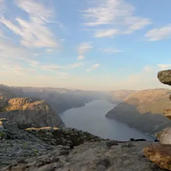 En stabel med steiner på et fjell