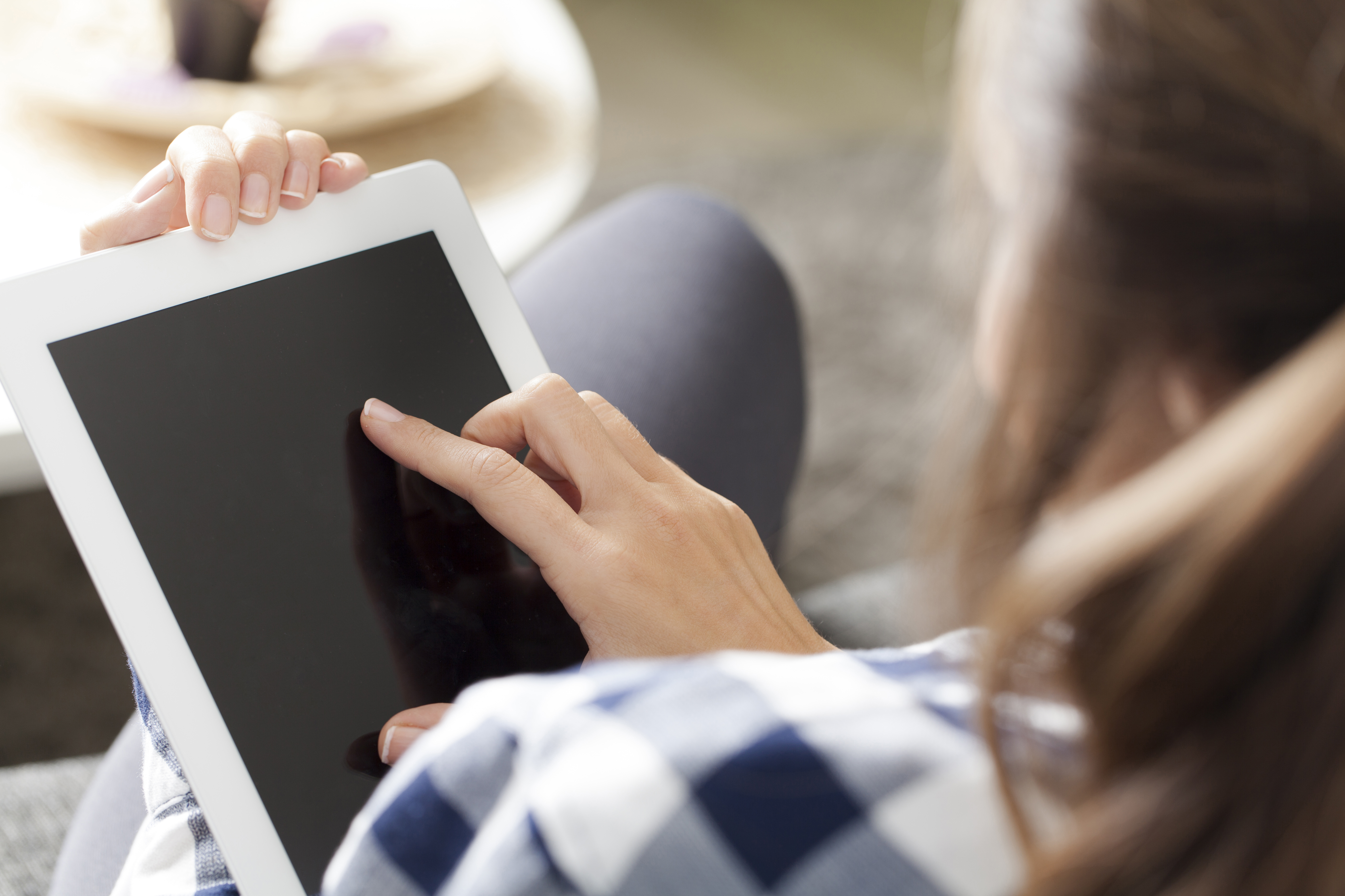 Jente med ipad. foto