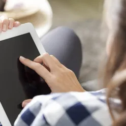 Jente med ipad. foto