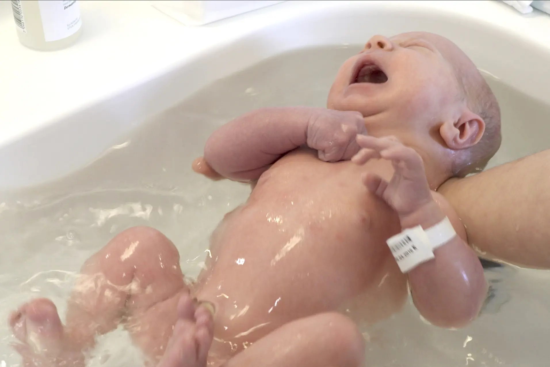 En baby i et badekar