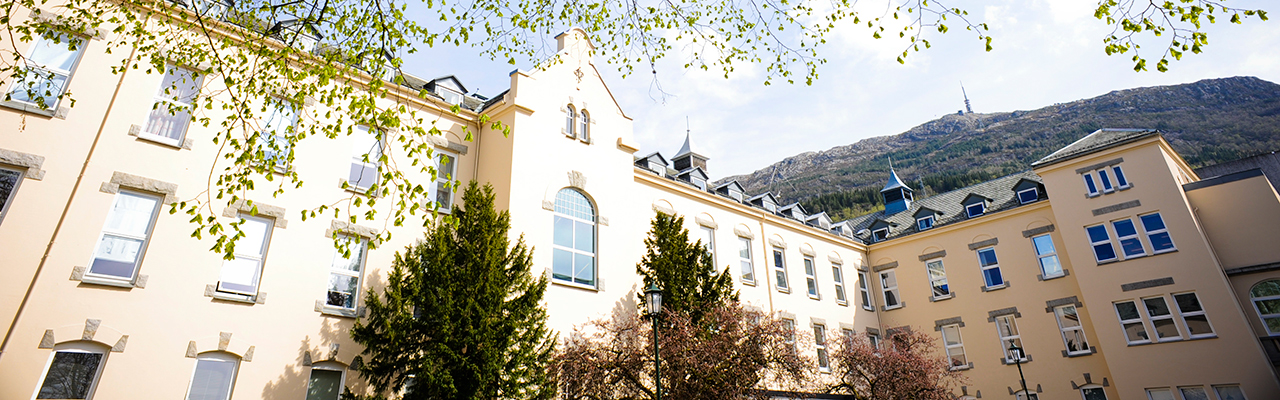 Eksteriør gamle hovedbygg. Foto