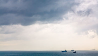 Tre lasteskip på havet. Foto