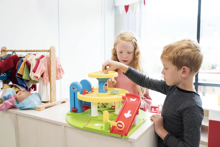 to barn leker i leketerapien.foto.