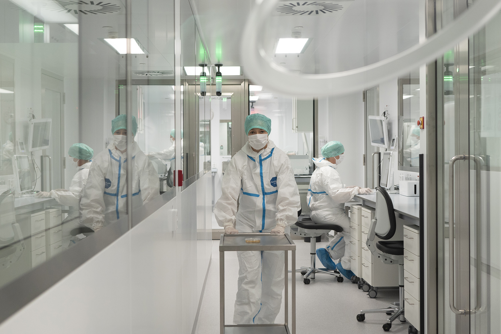 Forsker i beskyttelsesutstyr triller bord i forskningsfasiliteten Ex vivo. Foto