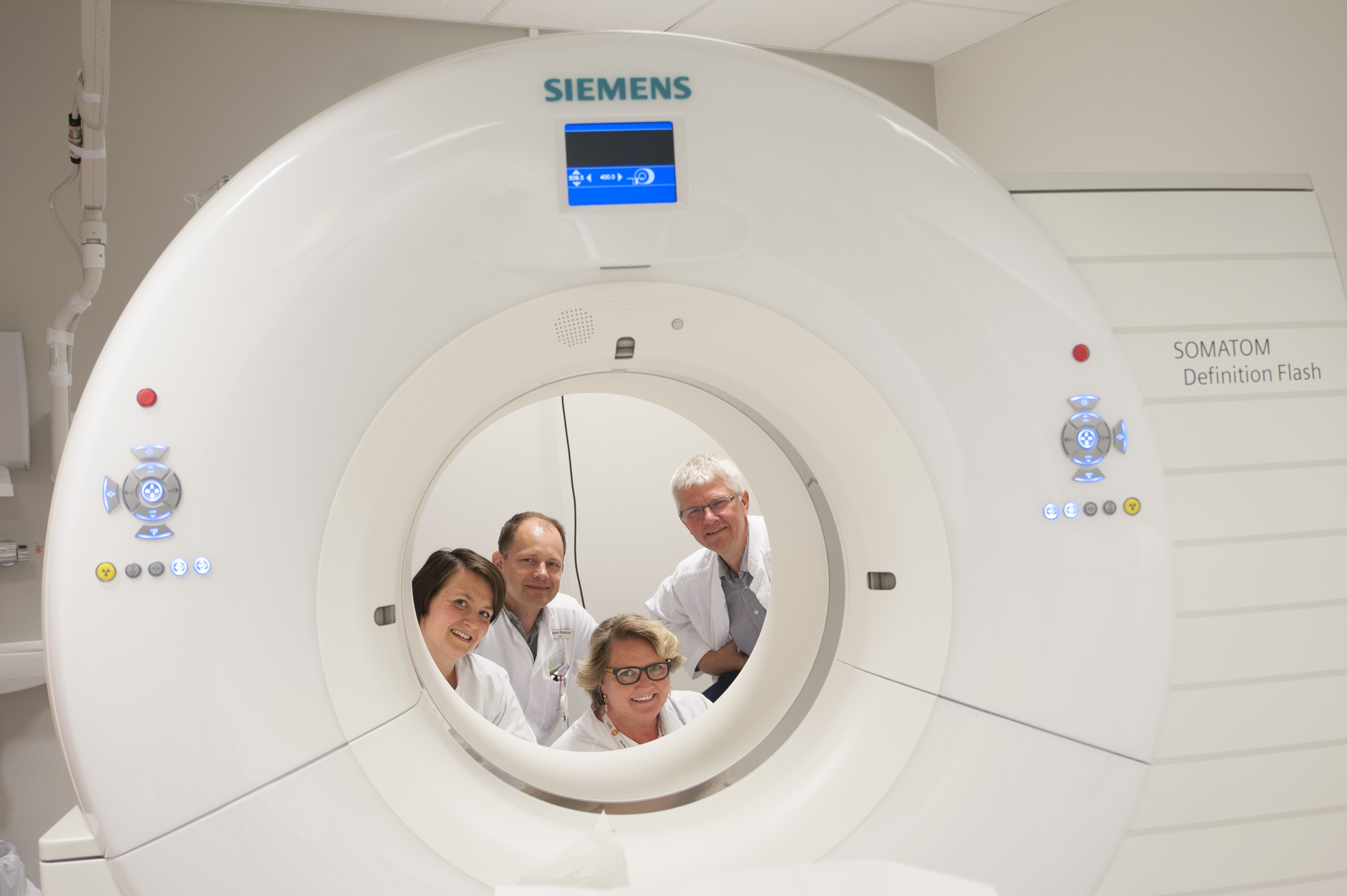 Medisinarar som kikar ut av maskina