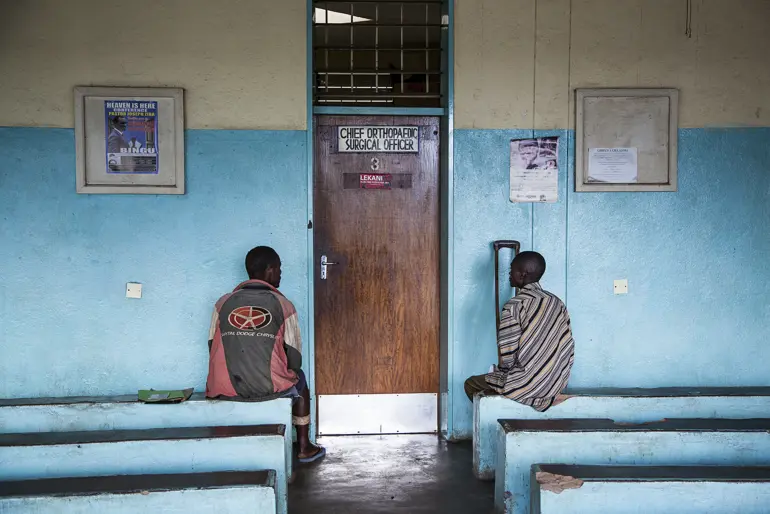 pasienter utenfor kamuzu hospital