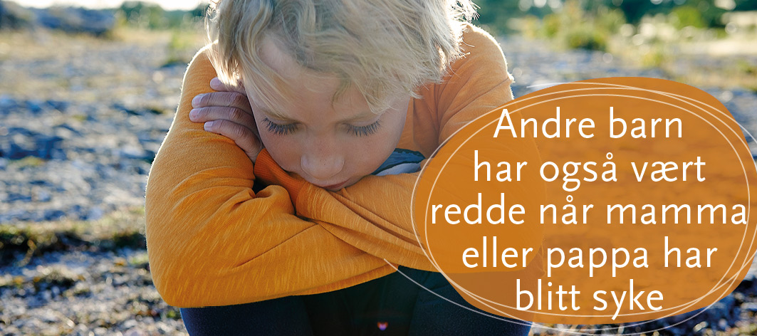 Et barn som holder et gresskar