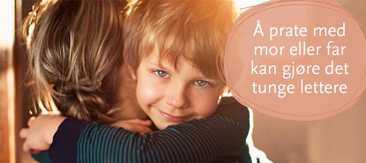 En person som klemmer et barn