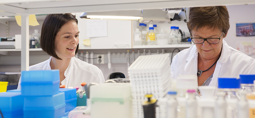 En mann og en kvinne i et laboratorium