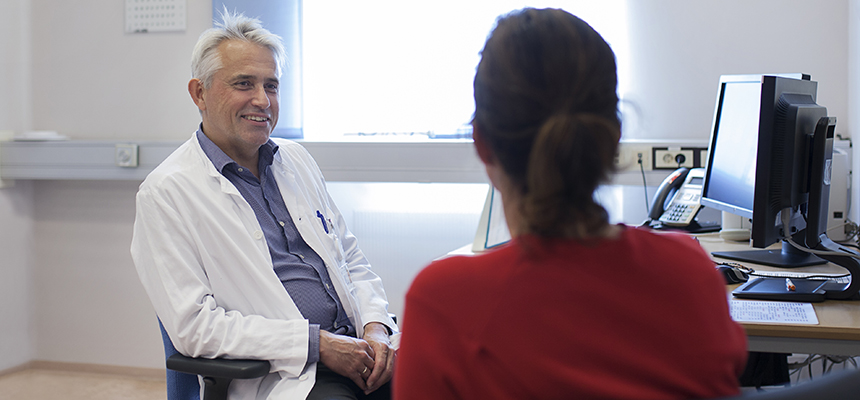 En mann og en kvinne på et kontor