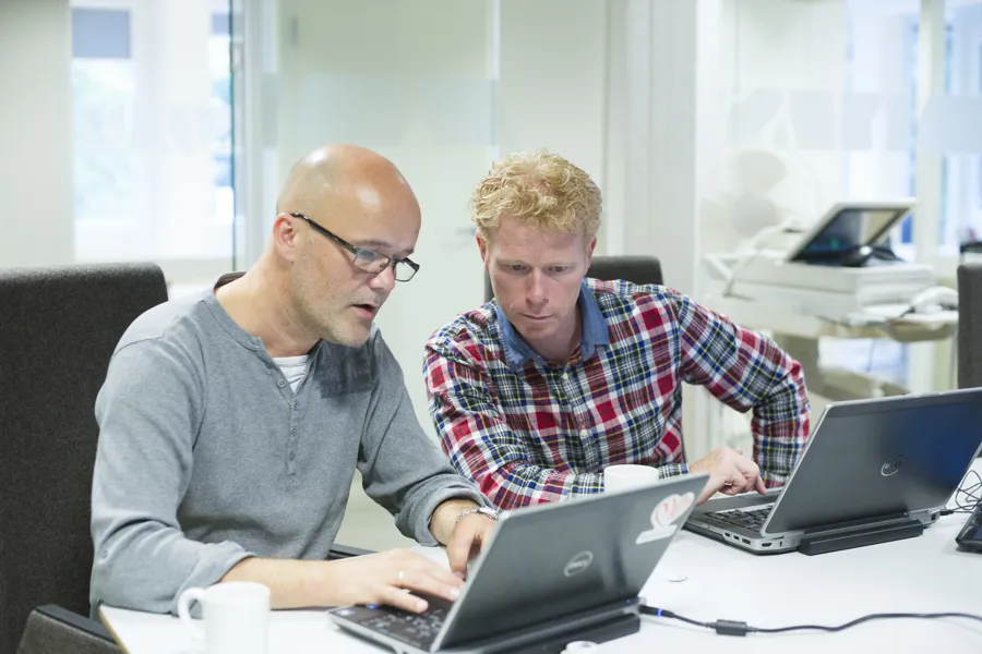 Foto. To personar diskuterar