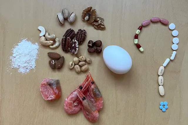 Et bord med forskjellige gjenstander på