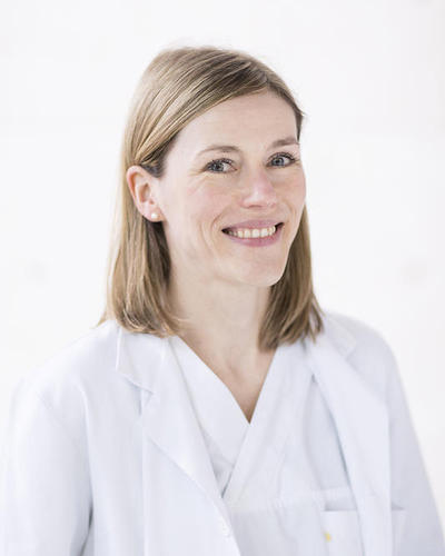 En person iført en hvit skjorte